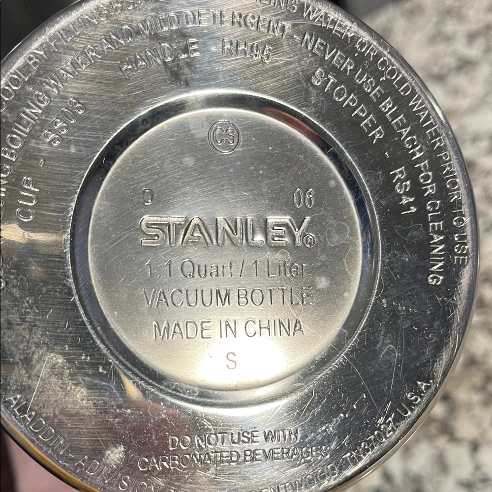 Stanley 1.1 quart Green Steel Classic Vacuum Thermos with Handle - Picture 3 of 3